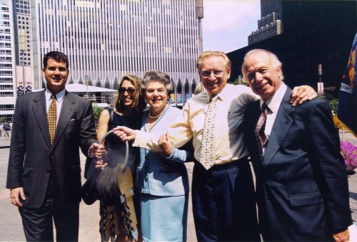 Larry Silverstein holds the keys to the World Trade Center which he purchased for $3.2 Billion in July 2001. (Photo: Silverstein Properties Press Kit)